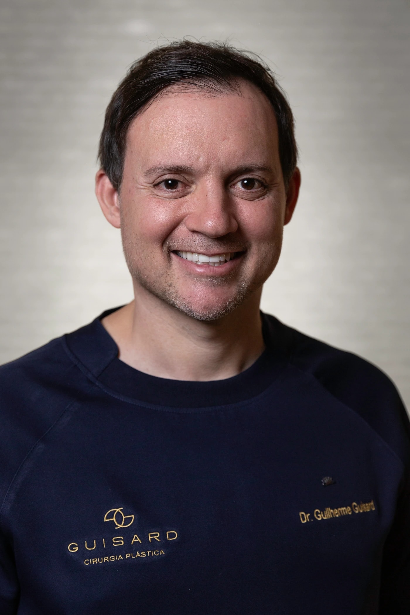 Dr. Guilherme Guisard — Cirurgião plástico
