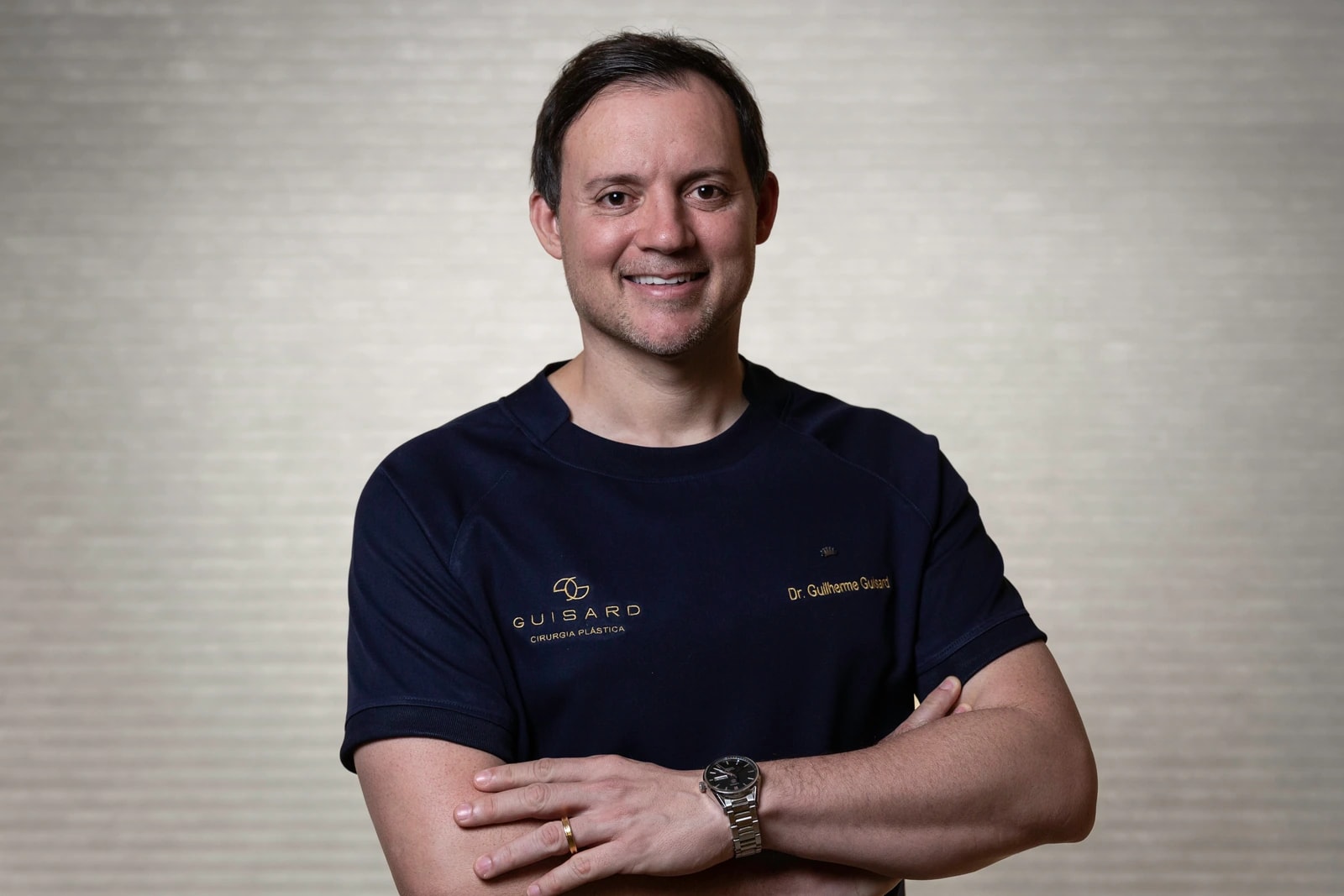 Dr. Guilherme C. Guisard em seu consultório em Taubaté